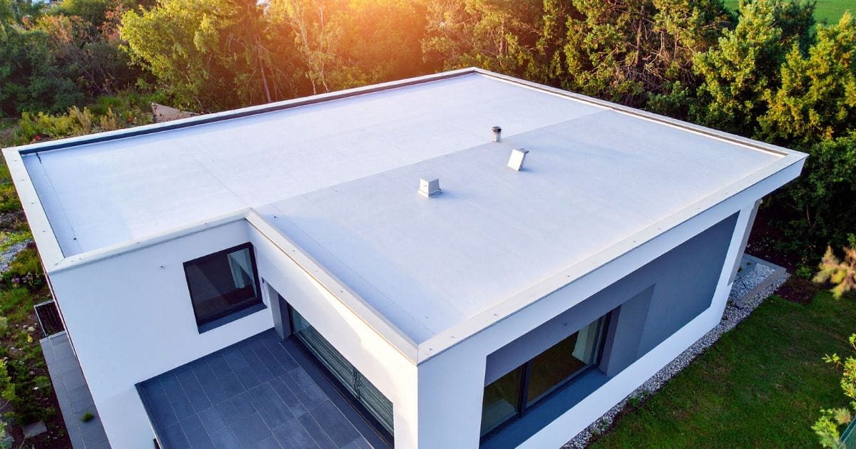 Jak skutecznie zażegnać problem nieszczelnego dachu z papy?