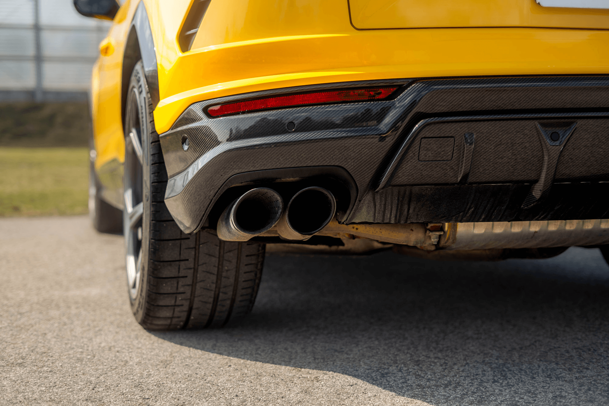 Jakie warunki przy wynajmie auta sportowego?